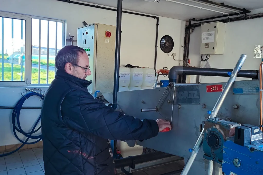 Technicien VHMI réalisant un montage mécanique dans le cadre d’une maintenance industrielle améliorative.