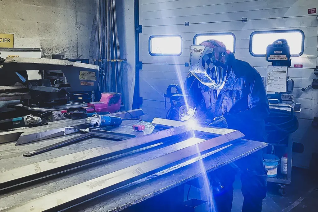 Soudeur VHMI réalisant une structure métallique en acier dans le cadre d’un projet de chaudronnerie industrielle.